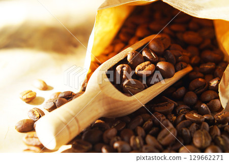 紙袋中的咖啡豆和量勺 129662271