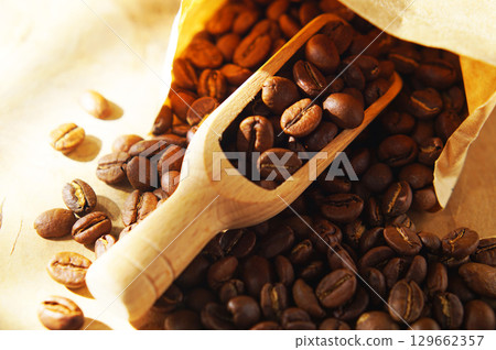 紙袋中的咖啡豆和量勺 129662357