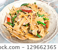 中式家常菜：小炒糯米順（中式炒竹筍和豬肉） 129662365