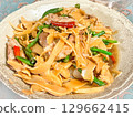 中式家常菜：小炒糯米順（中式炒竹筍和豬肉） 129662415
