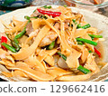 中式家常菜：小炒糯米順（中式炒竹筍和豬肉） 129662416