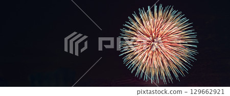 夜空中綻放的大型煙火與黑色背景的對比 夜空中綻放的大型煙火與黑色背景的對比 129662921