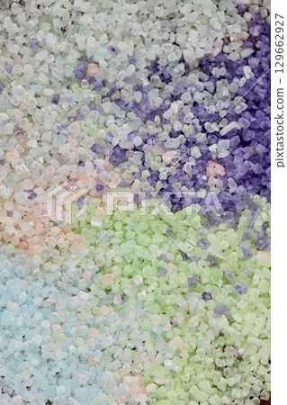 芳香浴鹽由各種香味的彩色浴鹽輕輕混合並壓平而成 129662927