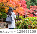 一位女士看著秋葉的背影 129663109