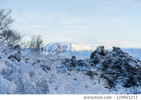 雪景夕陽下的迪姆博格熔岩層和山脈(冰島) 雪景夕陽下的迪姆博格熔岩層和山脈(冰島) 129663251
