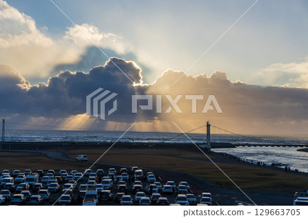 從停車場看到的傑古沙龍冰河湖吊橋和光線(冰島) 從停車場看到的傑古沙龍冰河湖吊橋和光線(冰島) 129663705