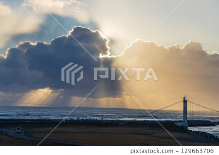 傑古沙龍冰河湖吊橋和光線(冰島) 傑古沙龍冰河湖吊橋和光線(冰島) 129663706