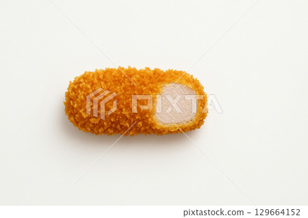 白色背景中放置的新鮮炸豬排 129664152