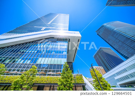 八月的東京城市景觀。虎之門之丘站塔（虎之門之丘站）及其他地標建築的景色。邁向新時代（第15屆） 129664501