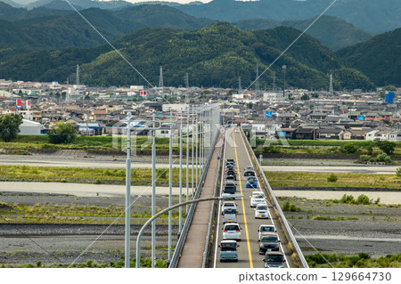 靜岡縣島田市島田橋上的車輛與山間街道 129664730