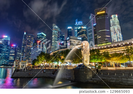 新加坡的魚尾獅公園和摩天大樓的夜晚 新加坡的魚尾獅公園和摩天大樓的夜晚 129665093