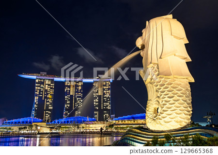 Illuminated Merlion statue and Marina Bay Sands in Singapore 129665368