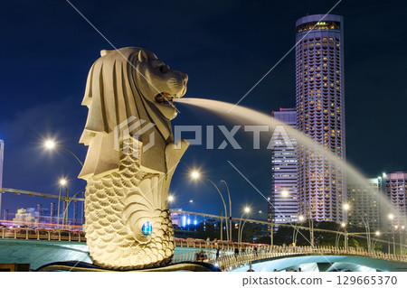 新加坡魚尾獅公園夜間燈光璀璨的魚尾獅雕像 129665370