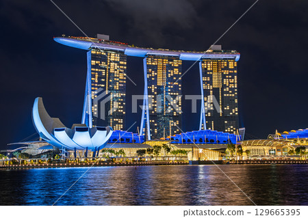 新加坡濱海灣金沙的夜景 新加坡濱海灣金沙的夜景 129665395