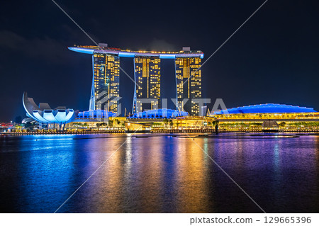 新加坡濱海灣金沙的夜景 129665396