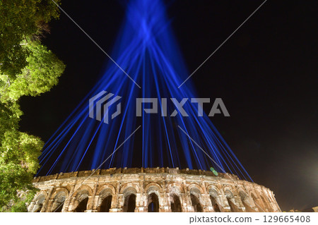 法國尼姆。 2025年8月12日，夜晚的羅馬圓形劇場，被一場活動的燈光照亮。 129665408