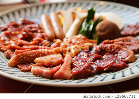 烤肉配料拼盤、牛肉、燒烤、日本料理、配料背景 129665711