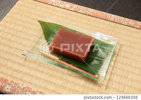 水羊羹,日本傳統夏季甜點 水羊羹,日本傳統夏季甜點 129666308