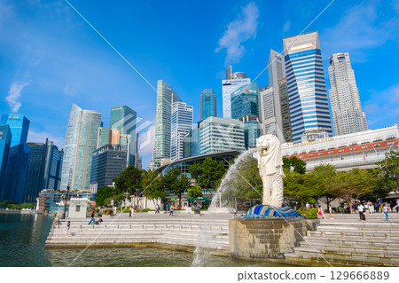 新加坡：魚尾獅雕像與藍天下的摩天大樓 129666889