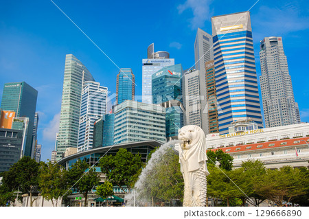 新加坡：魚尾獅雕像與藍天下的摩天大樓 129666890