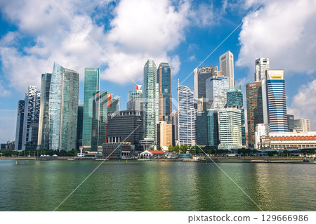 新加坡:濱海灣和市中心摩天大樓映襯藍天 新加坡:濱海灣和市中心摩天大樓映襯藍天 129666986