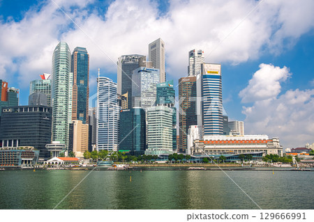 新加坡：濱海灣和市中心摩天大樓映襯藍天 129666991
