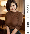迷人的女人在酒吧微笑 129668190