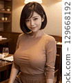 迷人的女人在酒吧微笑 129668192