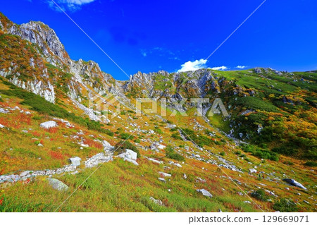 [Nagano Prefecture] Senjojiki Cirque in autumn (yellow and red leaves) 129669071