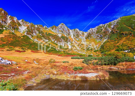 [Nagano Prefecture] Senjojiki Cirque in autumn (yellow and red leaves) 129669073