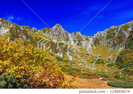 [Nagano Prefecture] Senjojiki Cirque in autumn (yellow and red leaves) 129669074
