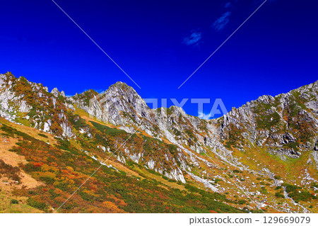 [Nagano Prefecture] Senjojiki Cirque in autumn (yellow and red leaves) 129669079