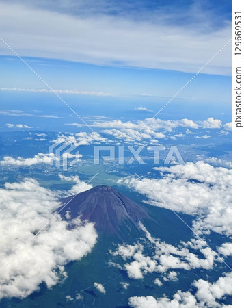 從飛機上看到的景色:夏天的富士山 從飛機上看到的景色:夏天的富士山 129669531