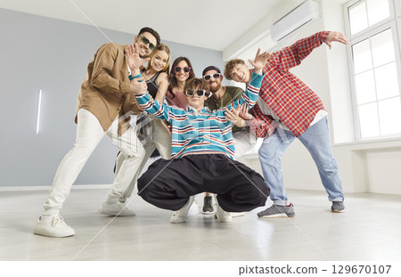 Group of young people dancing in modern dance school 129670107