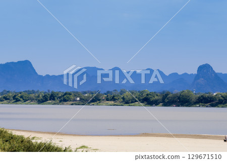 從泰國東北部的那空拍儂府眺望湄公河和寮國山脈 129671510
