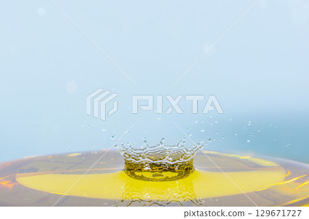 High-speed photography of water droplets 129671727