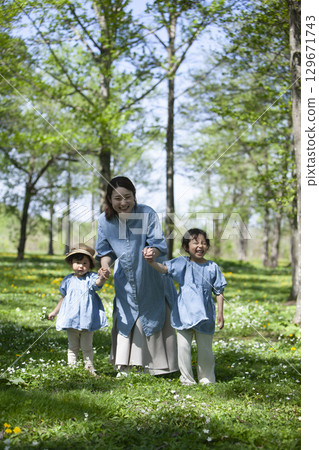 Families playing in nature 129671743