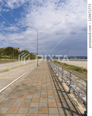 泰國東北部那空拍儂府湄公河沿岸公路 / 泰國那空拍儂府 129671773