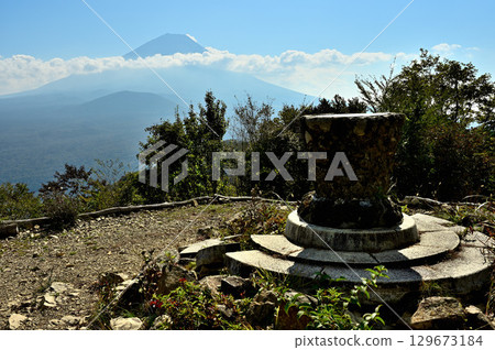 從禦坂山的全景平台眺望富士山 129673184