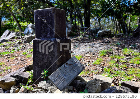 Third-order triangulation point (Eboshi-dake) on the summit of Mt. Eboshi in the Misaka Mountains Third-order triangulation point (Eboshi-dake) on the summit of Mt. Eboshi in the Misaka Mountains 129673190