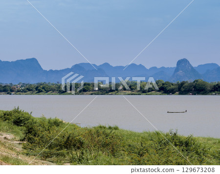 從泰國東北部的那空拍儂府眺望湄公河，對岸則是寮國的山脈 129673208