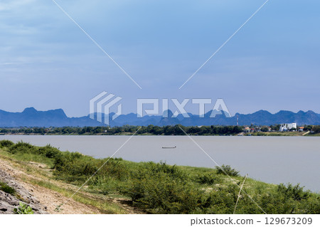 從泰國東北部的那空拍儂府眺望湄公河,對岸則是寮國的山脈 從泰國東北部的那空拍儂府眺望湄公河,對岸則是寮國的山脈 129673209