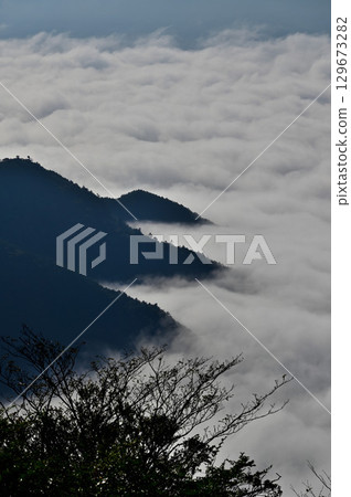 禦坂山三法文山頂霧氣繚繞的精進湖 禦坂山三法文山頂霧氣繚繞的精進湖 129673282