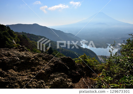 從禦坂山脈的精進山瞭望台眺望富士山與精進湖 從禦坂山脈的精進山瞭望台眺望富士山與精進湖 129673301