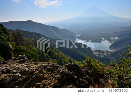 從禦坂山脈的精進山瞭望台眺望富士山與精進湖 129673302