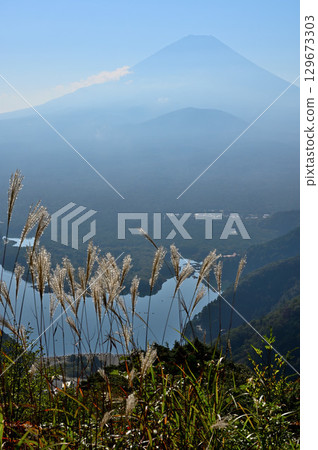 從禦坂山的精進嶺瞭望台眺望富士山與精進湖 129673303