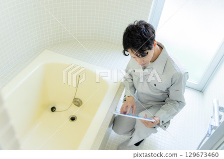 男工作人員檢查浴室 129673460