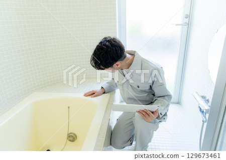 Male worker inspecting the bathroom 129673461