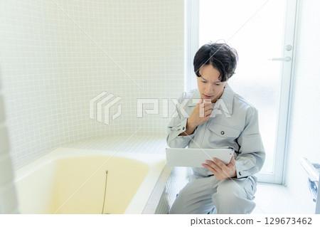 男工作人員檢查浴室 129673462