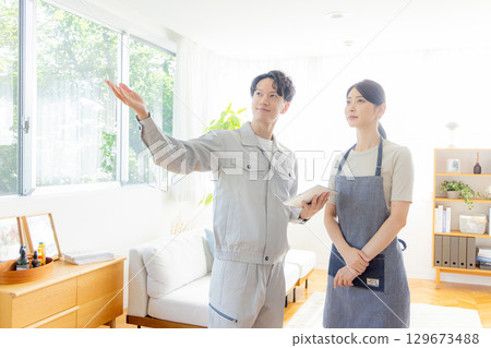 穿著工作服的男女正在討論裝潢 129673488
